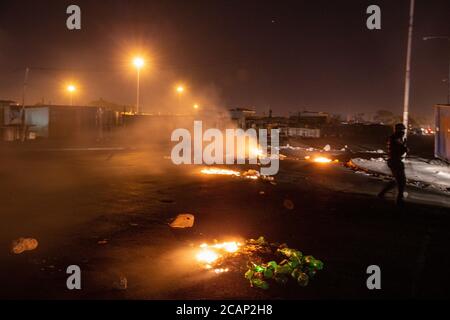 Cape Town, AFRIQUE DU SUD - 07 2020 août : les manifestants brûlent du plastique et des ordures après avoir barricadé la New Eisleben Road à Philippi dans la soirée, le 07 août 2020, à Cape Town, Afrique du Sud. Des manifestants ont pillé un petit atelier de réparation de téléphones portables. (Photo de Gallo Images/Roger Sedres) crédit : Roger Sedres/Alay Live News Banque D'Images