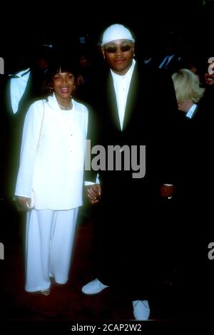 Universal City, Californie, États-Unis 10 mars 1996 Rapper LL Cool J et sa femme Simone Smith assistent aux 22e prix annuels People's Choice du 10 mars 1996 aux studios Universal City, Californie, États-Unis. Photo par Barry King/Alay stock photo Banque D'Images