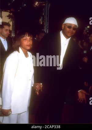 Universal City, Californie, États-Unis 10 mars 1996 Rapper LL Cool J et sa femme Simone Smith assistent aux 22e prix annuels People's Choice du 10 mars 1996 aux studios Universal City, Californie, États-Unis. Photo par Barry King/Alay stock photo Banque D'Images