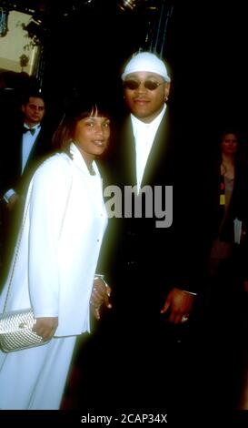 Universal City, Californie, États-Unis 10 mars 1996 Rapper LL Cool J et sa femme Simone Smith assistent aux 22e prix annuels People's Choice du 10 mars 1996 aux studios Universal City, Californie, États-Unis. Photo par Barry King/Alay stock photo Banque D'Images