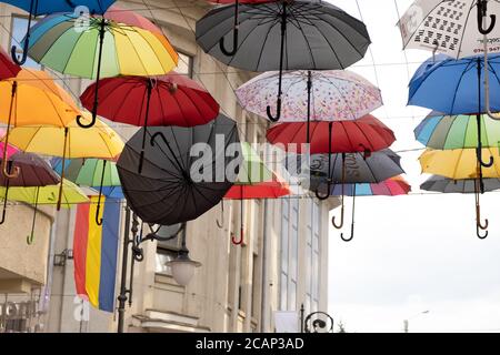 Un seul parapluie noir est tombé de tous les parasols ci-dessus à côté Banque D'Images