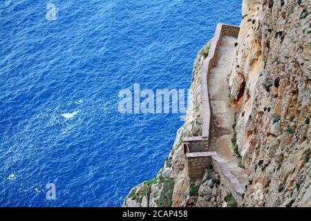 promenade au bord de la mer bleue. Tourné à Capo Caccia, en Sardaigne Banque D'Images