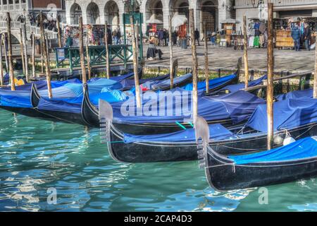 Gondoles bleues près de la côte de San Marco à Venise, Italie. Traité pour l'effet de mappage des tons hdr. Banque D'Images