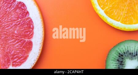 Fond d'agrumes, tranches d'orange, kiwi, pamplemousse. Papier peint tropical abstrait, motif fruit avec espace de copie pour le texte, espace vide. Été Banque D'Images