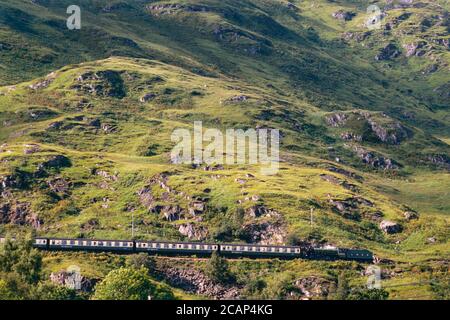 Image d'archive: Train à vapeur West Highland Line avec locomotive K1 2005 in LNER Livery au-dessus de Glenfinnan en Écosse, vers 1998. Banque D'Images