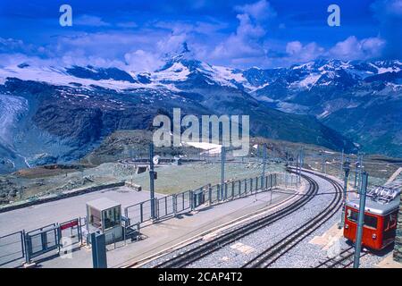 Archive image: La gare de Gornergrat en 1993 sur une crête de roche à un peu plus de 10 000 pieds avec des vues spectaculaires sur les glaciers et les hautes alpes suisses. Le sommet du Cervin apparaît à travers le nuage à la distance moyenne. Banque D'Images