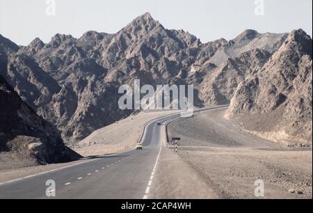 Archive image: Le Sultanat d'Oman en 1979, sept ans après le Sultan Qaboos a pris le pouvoir et a commencé à moderniser le pays. C'était encore une époque où le tourisme vers le pays en était à ses débuts. Image: Route récemment construite en 1979, en bordure des montagnes, de Muscat en direction du sud et maintenant une route à deux voies nommée Sidab Street. Crédit: Malcolm Park Banque D'Images