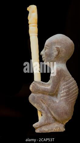 Egypte, le Caire, le Musée égyptien, la statuette d'un vieil homme qui squatte et tient un bâton d'ivoire. Banque D'Images