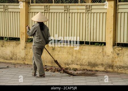 Femme de ménage de rue à Hanoi Banque D'Images