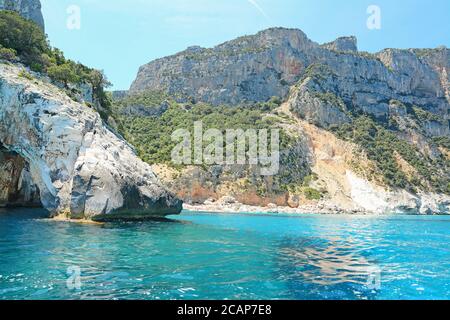 Côte rocheuse du golfe d'Orosei vue de l'eau. Tourné en Sardaigne, Italie Banque D'Images