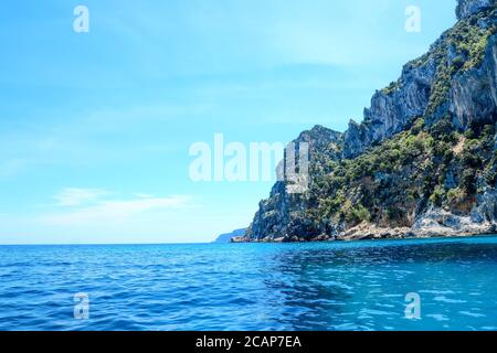 Côte rocheuse du golfe d'Orosei vue de l'eau. Tourné en Sardaigne, Italie Banque D'Images