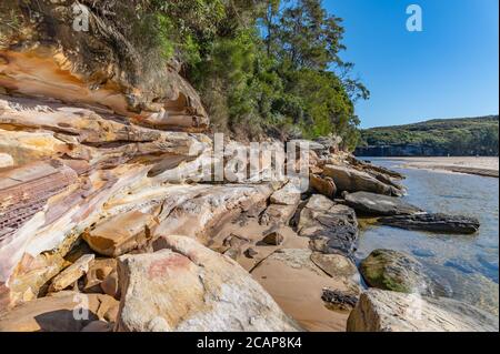 Rocky Sandtone Natural Wall à la plage de Wattamolla sur un soleil après-midi d'hiver Banque D'Images