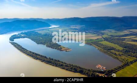 Incroyable photo de paysage aérien sur la baie de Pilismarot dans le Danube courbe Hongrie. Cet endroit est un paradis pour les amateurs de farce. Des poissons de taille record peuvent être capturés ici. Banque D'Images