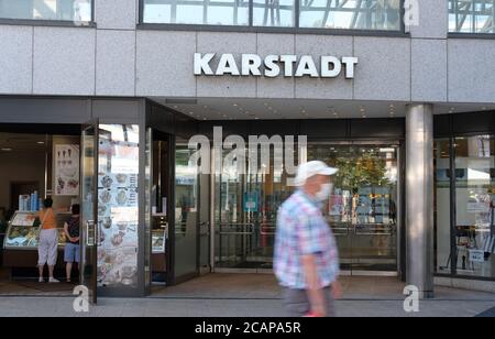 08 août 2020, Saxe-Anhalt, Dessau-Roßlau : le Rathauscenter avec le grand magasin Karstadt dans le centre-ville. Le syndicat de services Verdi a appelé les employés et les partisans de Karstadt à faire la démonstration de la préservation du grand magasin dans le centre-ville. Le groupe Galeria-Karstadt-Kaufhof prévoit fermer le magasin fin octobre 2020. Photo: Sebastian Willnow/dpa-Zentralbild/ZB Banque D'Images