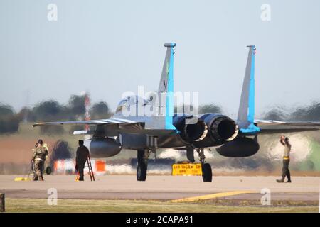 US Air Force McDonnell Douglas F-15E Strike Eagle in Blue Tail Heritage Markings après l'atterrissage à RAF Lakenheath, Suffolk, Royaume-Uni Banque D'Images