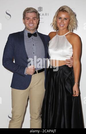 Justin Hill et Olivia Phyland assistent au lancement de Silkari, la plus récente branche résidentielle et hôtelière de luxe de Sydney, à l'hôtel de ville de Sydney. Banque D'Images