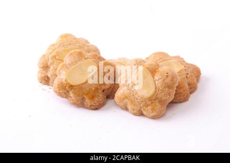 Biscuits maison d'amande sains isolés sur fond blanc Banque D'Images