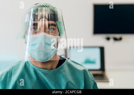 Médecin portant un epi masque chirurgical et visière lutte contre l'épidémie de virus corona Banque D'Images