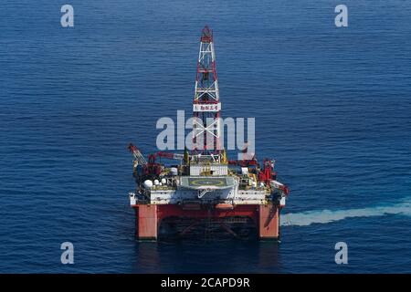 (200808) -- HAIKOU, le 8 août 2020 (Xinhua) -- la photo prise le 30 juillet 2020 montre la plate-forme pétrolière côtière no 3 de Kantan dans les eaux septentrionales de la mer de Chine méridionale. Le Kantan No.3 est une plate-forme pétrolière semi-submersible mise au point au pays par la Chine en 1983. Ses 18 membres de l'équipe de forage de puits travaillent 12 heures sans escale pour détecter les ressources en pétrole et en gaz marins, qui se trouvent souvent dans des séabeds de 5,000 à 6,000 mètres sous l'eau. La vie sur la plate-forme pétrolière est caractérisée par le labeur et l'ennui, car le temps chauffe et il n'y a pas de signal de téléphone mobile. Généralement, les ouvriers de forage de puits ha Banque D'Images