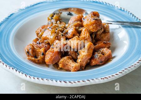 Fellah Koftesi cuisine traditionnelle. (Cuisine turque) Polpettes de Bulgur ou Bulghur et semoule de sauce tomate avec persil dans l'assiette. Banque D'Images