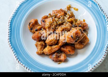 Fellah Koftesi cuisine traditionnelle. (Cuisine turque) Polpettes de Bulgur ou Bulghur et semoule de sauce tomate avec persil dans l'assiette. Banque D'Images