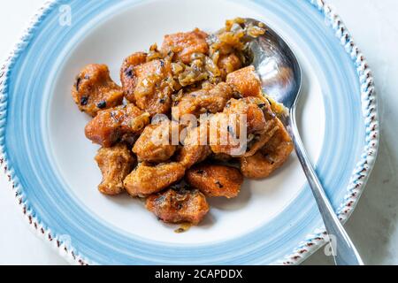 Fellah Koftesi cuisine traditionnelle. (Cuisine turque) Polpettes de Bulgur ou Bulghur et semoule de sauce tomate avec persil dans l'assiette. Banque D'Images