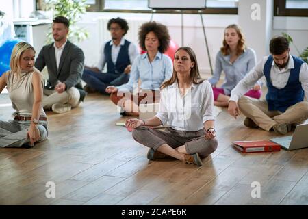 Les jeunes collègues se détendent et font du yoga au bureau Banque D'Images