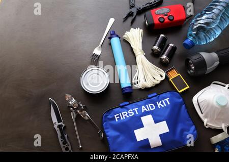 Un kit de survie est utile en cas d'urgence comme les inondations, les incendies, les tremblements de terre, les ouragans et autres catastrophes naturelles. Banque D'Images