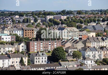 Mélange de logements sociaux et privés à Ford à Plymouth, à distance de nouvelles constructions à North Prospect avec St Budeaux et Dartmoor au loin Banque D'Images