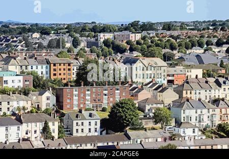 Photo illustration combinaison de logements sociaux et privés à Ford à Plymouth, au loin de nouvelles constructions à North Prospect avec St Budeaux et Dartmoor à TH Banque D'Images