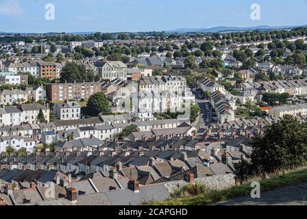 Mélange de logements sociaux et privés à Ford à Plymouth, à distance de nouvelles constructions à North Prospect avec St Budeaux et Dartmoor au loin Banque D'Images