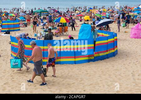 Bournemouth, Dorset, Royaume-Uni. 8 août 2020. Météo au Royaume-Uni : plages animées à Bournemouth tandis que les amateurs de soleil affluent en bord de mer par une journée chaude et humide alors que la vague de chaleur continue et que les températures augmentent. Crédit : Carolyn Jenkins/Alay Live News Banque D'Images