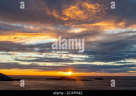 Ciel au coucher du soleil, Fogo, Terre-Neuve-et-Labrador, T.-N.-L., Canada Banque D'Images