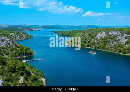 Vue du pont de Sibenik au canyon de la rivière Krka vers la mer Adriatique. En aval de la ville de Skradin, Dalmatie du Nord, Croatie.image du littoral, oiseau Banque D'Images