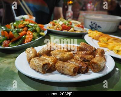 Roulés de printemps et légumes frits frits frits avec omelette et riz - traditionnel plat traditionnel vietnamien maison, nourriture végétalienne en Asie Banque D'Images