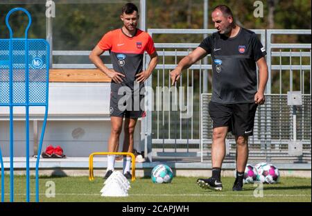 Heidenheim, Allemagne. 08 août 2020. L'entraîneur Frank Schmidt (r) donne des instructions à Denis Thomalla lors du lancement de l'entraînement du club de deuxième division FC Heidenheim. Credit: Stefan Puchner/dpa/Alay Live News Banque D'Images