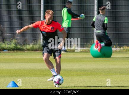 Heidenheim, Allemagne. 08 août 2020. Marc Schnatterer joue le ballon au lancement de l'entraînement du club de deuxième division FC Heidenheim. Credit: Stefan Puchner/dpa/Alay Live News Banque D'Images