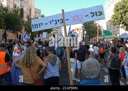 Un démonstrateur tient un écriteau en hébreu qui indique « chaque chien aura son jour » (UNE expression commune en arabe qui signifie que chaque mauvaise personne aura sa punition éventuellement) Alors que quelque 3,000 personnes ont protesté contre le Premier ministre Benjamin Netanyahu devant sa résidence officielle à Jérusalem vendredi soir, la dernière d'une série de manifestations l'appelant à quitter le 07 août 2020 à Jérusalem, en Israël Banque D'Images