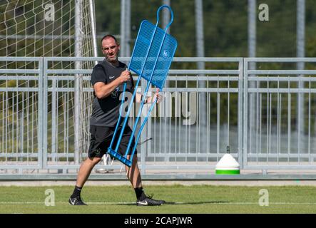 Heidenheim, Allemagne. 08 août 2020. L'entraîneur Frank Schmidt porte un mannequin de joueur au début de l'entraînement du club de deuxième division FC Heidenheim. Credit: Stefan Puchner/dpa/Alay Live News Banque D'Images