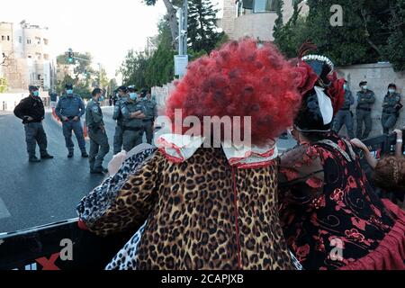 Des manifestants vêtus de clowns participent vendredi soir à une manifestation contre le Premier ministre Benjamin Netanyahu devant sa résidence officielle à Jérusalem, la dernière d'une série de manifestations l'appelant à quitter le 07 août 2020 à Jérusalem, en Israël. Les Israéliens sont descendus dans la rue dans des manifestations presque quotidiennes pour appeler à la démission de Netanyahou suite à ses accusations de corruption et à ce qu'ils appellent une mauvaise gestion de la crise du coronavirus et une agression contre la démocratie. Banque D'Images