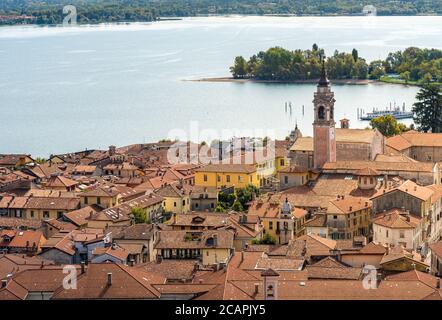 Vue de dessus de la ville d'Arona située sur les rives du lac majeur dans la province de Novara, Piémont, Italie Banque D'Images