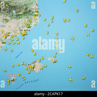 Trafic aérien au-dessus des îles Balears (08 août 2020, UTC 10.10) sur Internet avec le site Flightracar 24, pendant la pandémie du coronavirus Banque D'Images