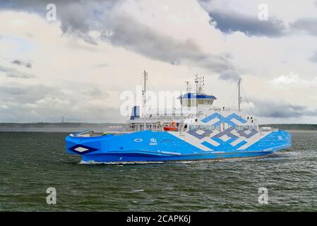 VIRTsu, ESTONIE - 30 JUILLET 2020: Grand traversier reliant l'Estonie continentale et l'île de Muhu. Blue Toll Ferry le jour nuageux, aller à Saarema. Banque D'Images