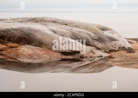 Affleurement en granit poli par vagues le long de la rive du lac supérieur, parc provincial Neys, Ontario, Canada Banque D'Images