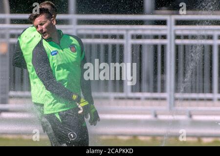 Heidenheim, Allemagne. 08 août 2020. Le gardien de but Kevin Müller reçoit une douche de l'arroseur de pelouse au début de l'entraînement du club de deuxième division FC Heidenheim. Credit: Stefan Puchner/dpa/Alay Live News Banque D'Images