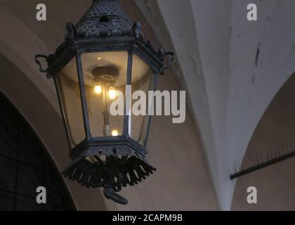 Cracovie. Cracovie. Pologne. La dernière gauche dans les lanternes de gaz de ville sous les arcades de la salle de tissu (Sukiennice) idans le marché principal place encore de travail. Banque D'Images