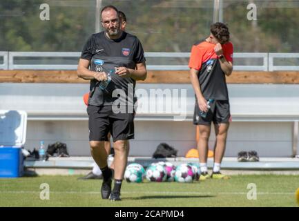 Heidenheim, Allemagne. 08 août 2020. L'entraîneur Frank Schmidt tient une bouteille d'eau au début de l'entraînement du club de deuxième division FC Heidenheim. Credit: Stefan Puchner/dpa/Alay Live News Banque D'Images