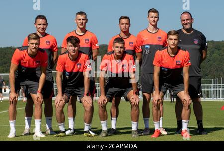 Heidenheim, Allemagne. 08 août 2020. Au début de la formation de la deuxième équipe de division FC Heidenheim, les nouveaux arrivants (en face de l-r) Dzenis Burnic, Gianni Mallo, Julian Stark, David Otto et (derrière l-r) Andreas Geipel, Melvin Ramusovic, Marvin Rittmüller et Jan Schöppner sont accompagnés de l'entraîneur Frank Schmidt. Credit: Stefan Puchner/dpa/Alay Live News Banque D'Images