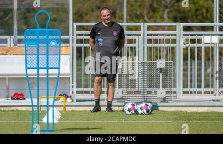 Heidenheim, Allemagne. 08 août 2020. L'entraîneur Frank Schmidt se trouve à côté des balles au lancement de l'entraînement du club de deuxième division FC Heidenheim. Credit: Stefan Puchner/dpa/Alay Live News Banque D'Images
