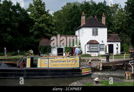 Un bateau à rames quittant l'écluse de Hatton sur le canal de Grand Union, Warwickshire, Royaume-Uni Banque D'Images